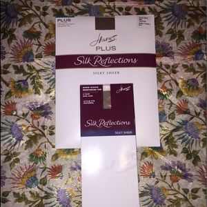 FREE 🎁 w/purchaseNWT Hanes Silk Reflections Combo